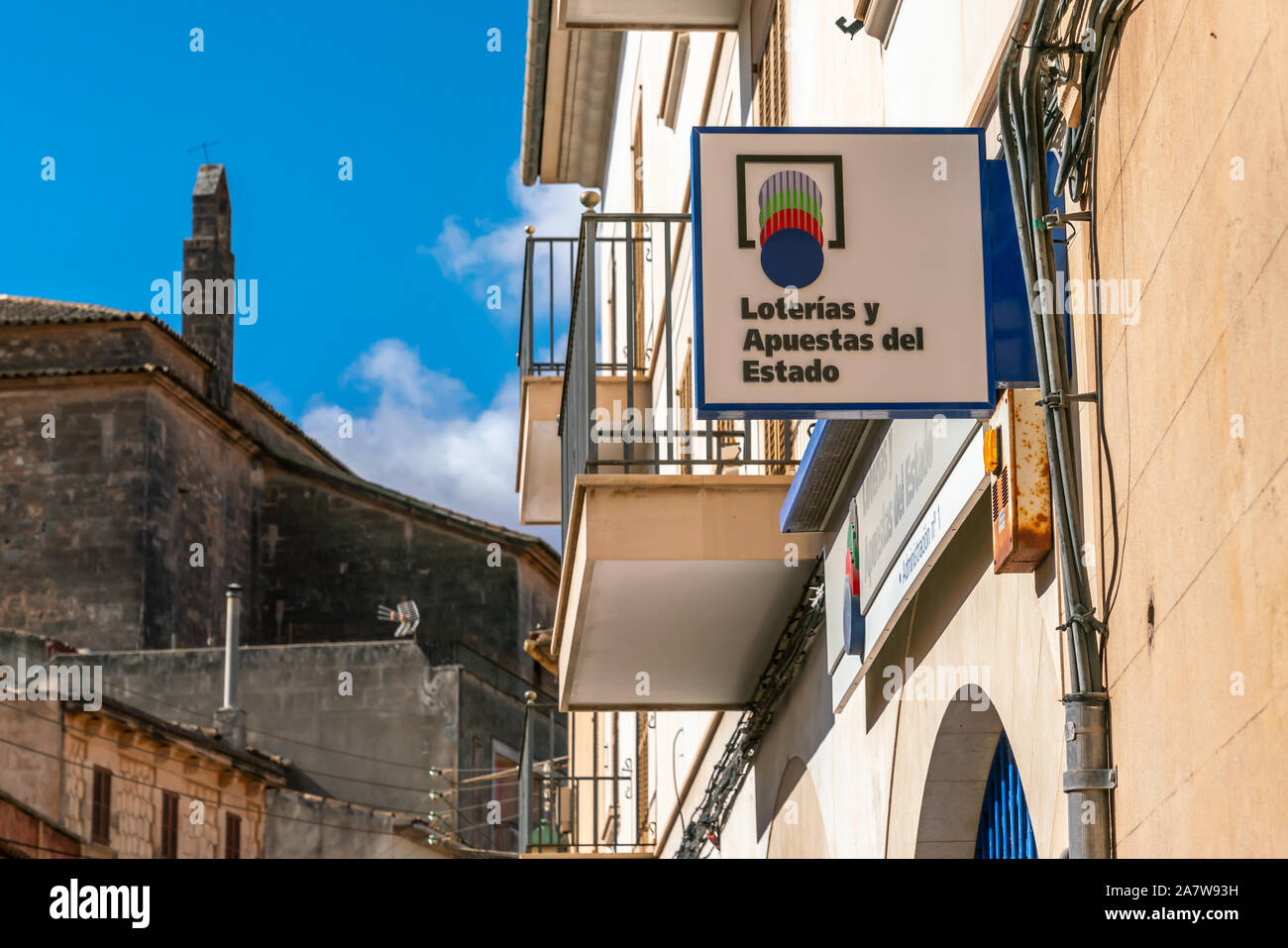 Cartello che dice "Loterías y Apuestas del Estado', che significa 'state le lotterie e le scommesse', nella lotteria nazionale ufficio vendite Foto Stock