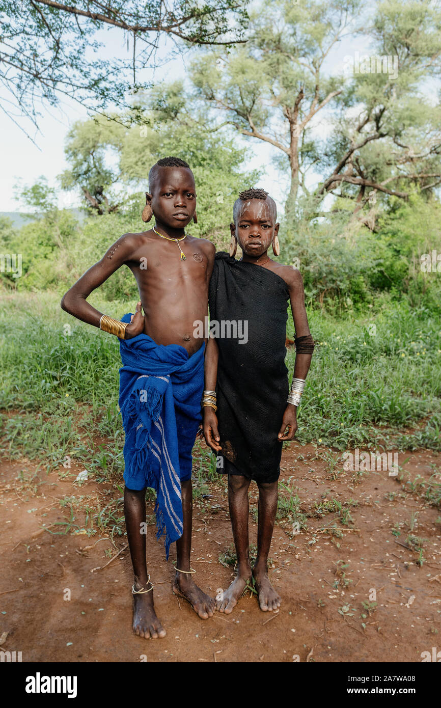 Etiopia, Valle dell'Omo, 6 maggio: i ragazzi di più selvagge e pericoloso africano popolo Mursi tribù che vive secondo le tradizioni originali nella valle dell'Omo Foto Stock
