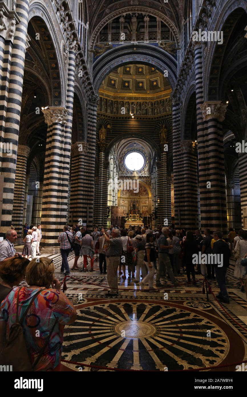 Vista interna della Cattedrale di Santa Maria Assunta a Siena, Italia. Foto Stock