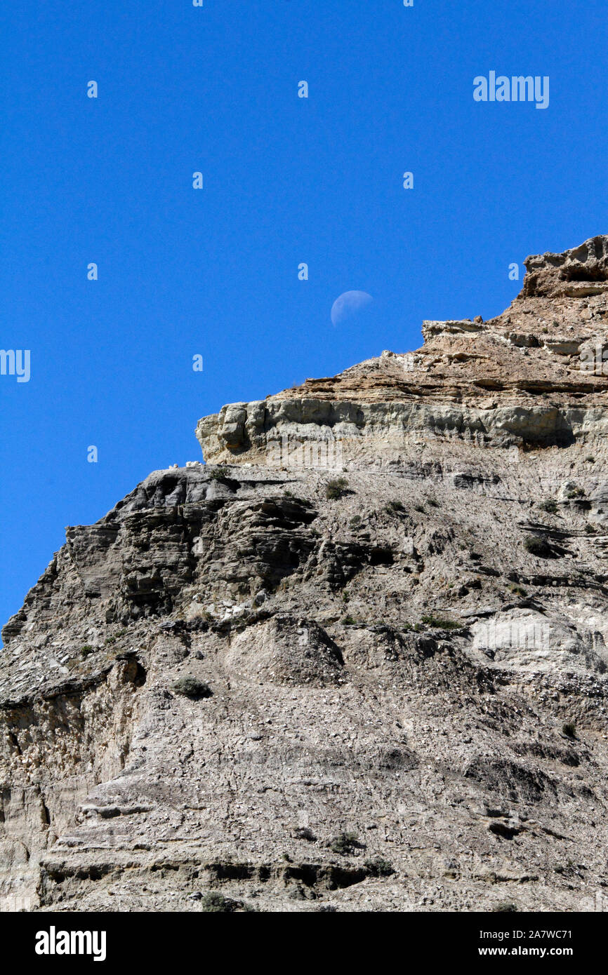 Sperone roccioso che mostra strati geologici di rocce previste. El Pedral, Chubut regione o provincia, Patagonia, Argentina. Foto Stock