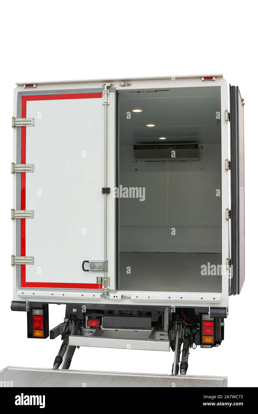 Interno del vano di carico del frigo nuovo van. Unità di refrigerazione all'interno. Isolato su bianco. Foto Stock