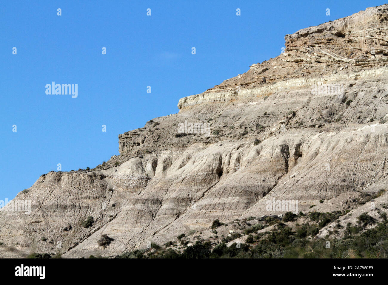 Sperone roccioso che mostra strati geologici di rocce previste. El Pedral, Chubut regione o provincia, Patagonia, Argentina. Foto Stock