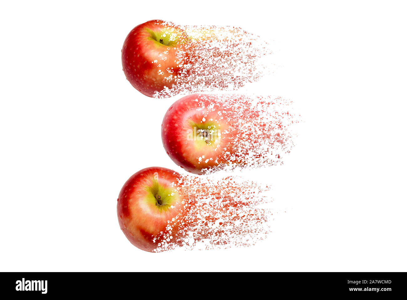 Carni rosse mele disintegrarsi a bianco per il concetto di rifiuti alimentari e metafora di riciclo Foto Stock