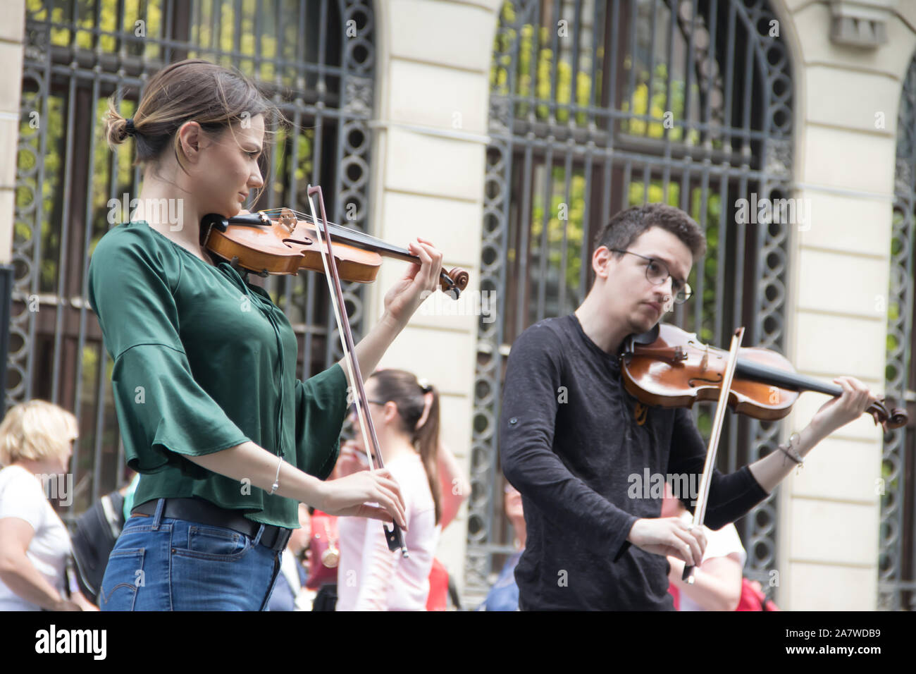 Musicisti di strada suona il violino a strade di Belgrado Foto Stock