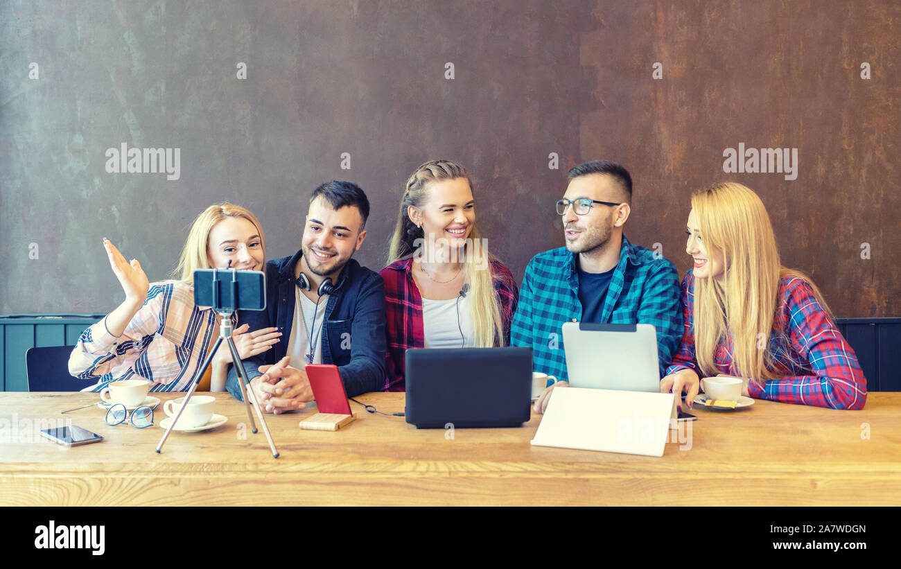Influenti moderno concetto di marketing con i creatori di contenuti influenzatori vlogging Foto Stock
