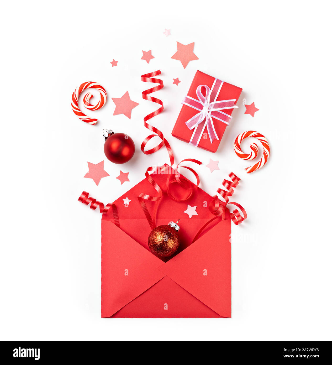 Aprire il Natale regalo a sorpresa busta rossa letter mail esplosione di voci in rosso su sfondo bianco. Foto Stock