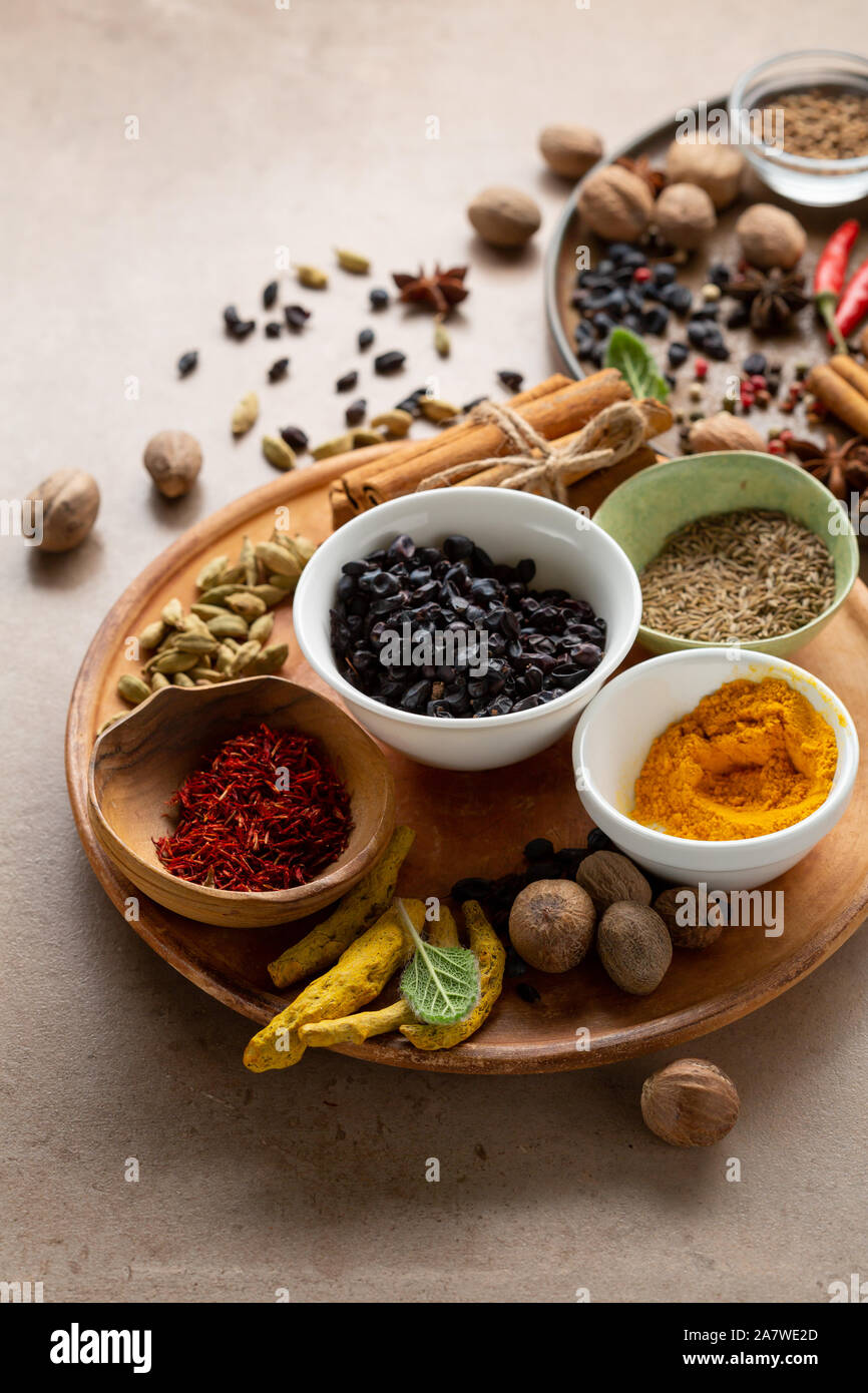 Spice impostato sulla piastra rustico, condimento Foto Stock