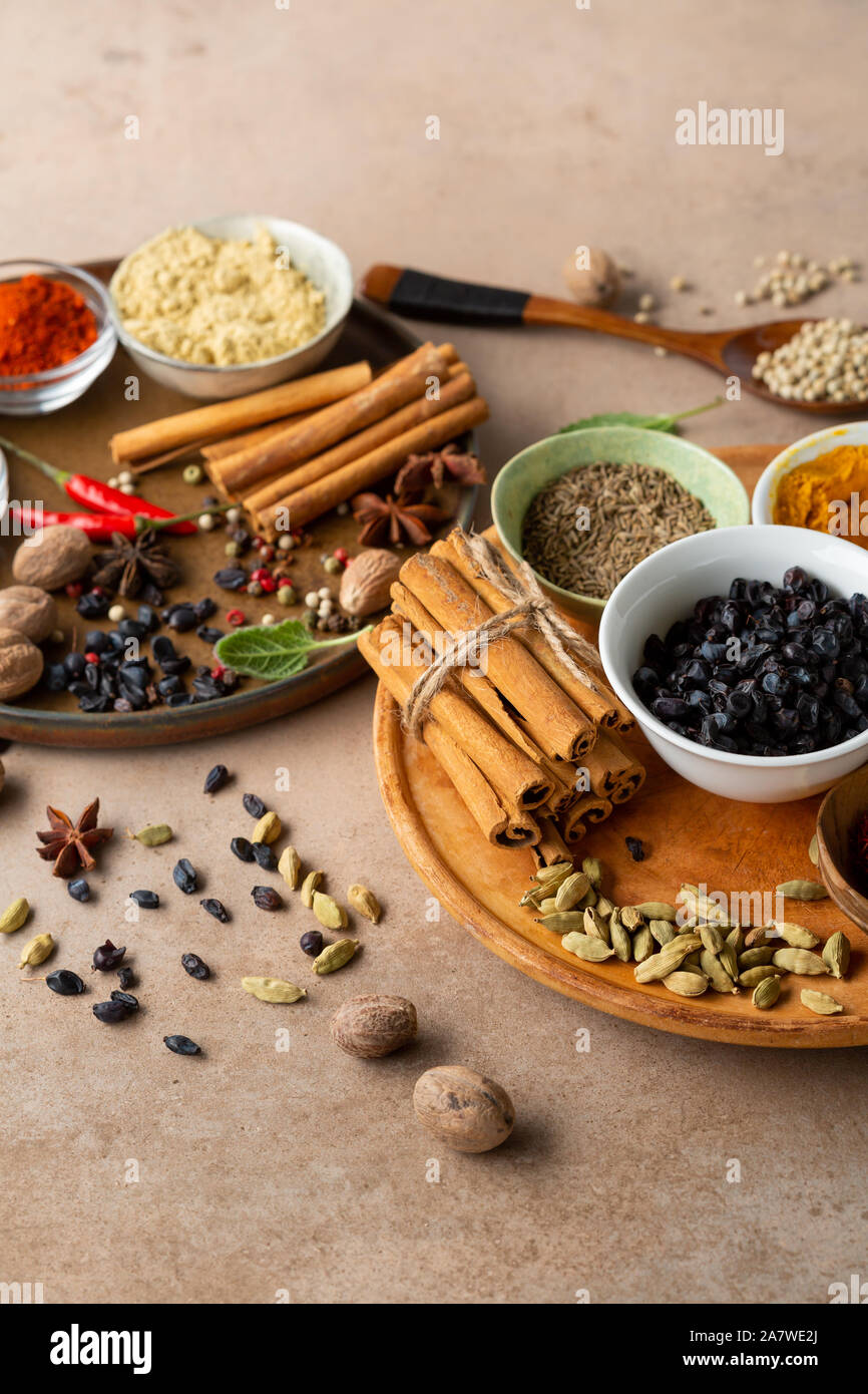 Spice impostato sulla piastra rustico, condimento cannella e noce moscata Foto Stock