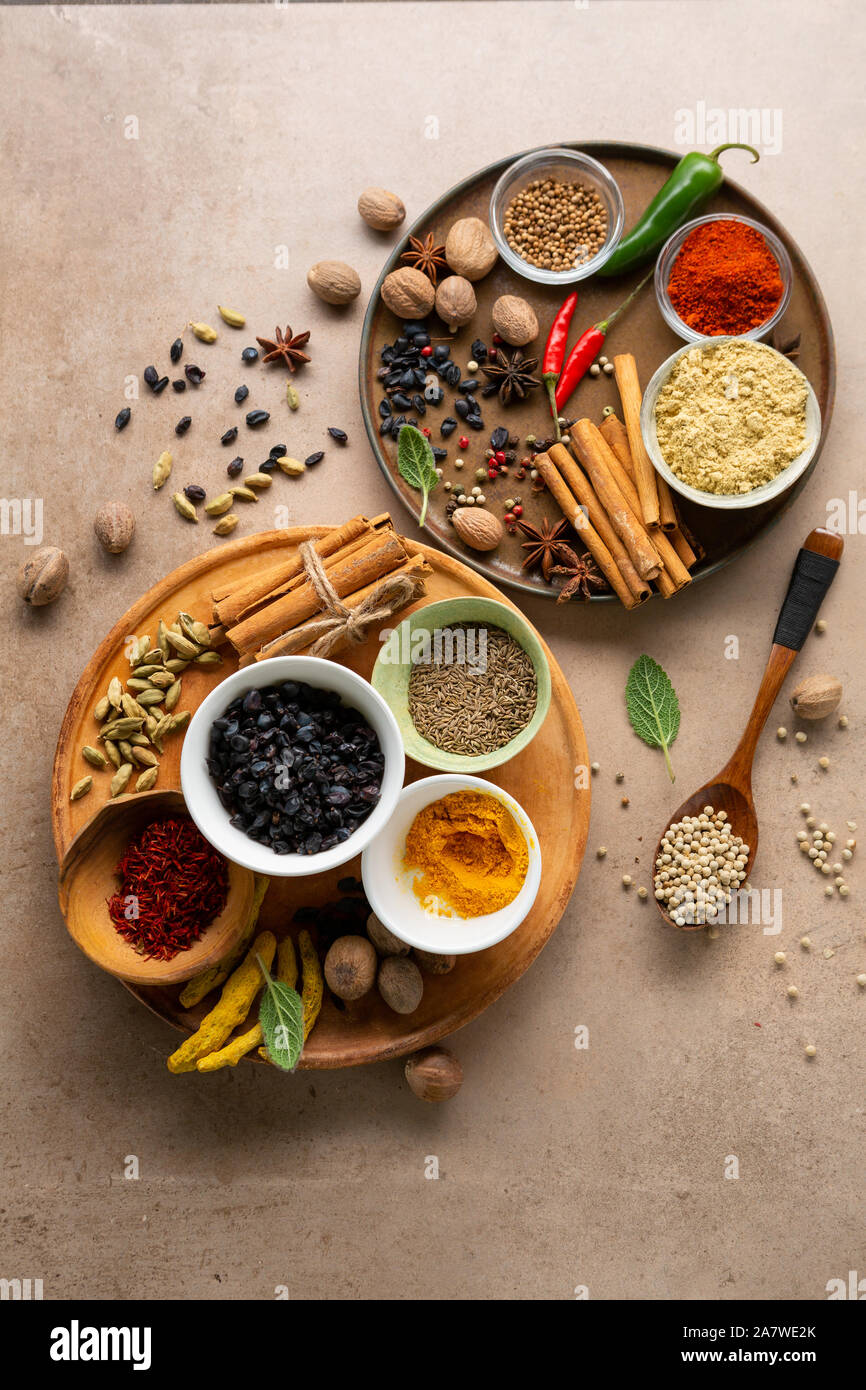 Spice impostato sulla piastra rustico, condimento e stagionatura Foto Stock
