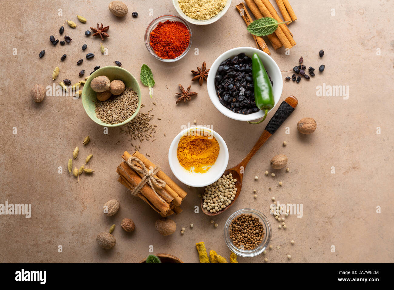 Vari condimenti e spezie vista superiore Foto Stock