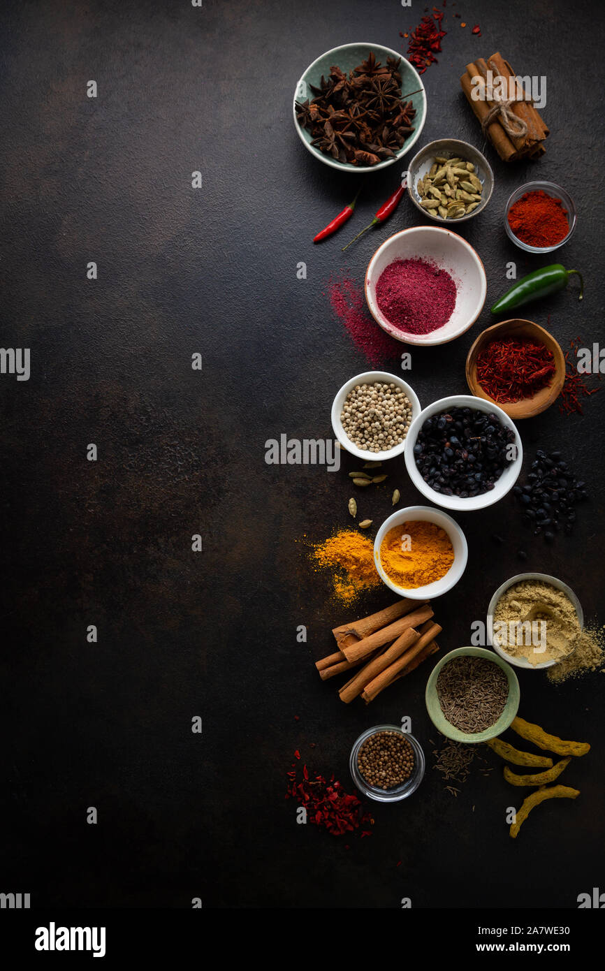 Fresche spezie in polvere di spezie e peperoni, sfondo vista superiore Foto Stock