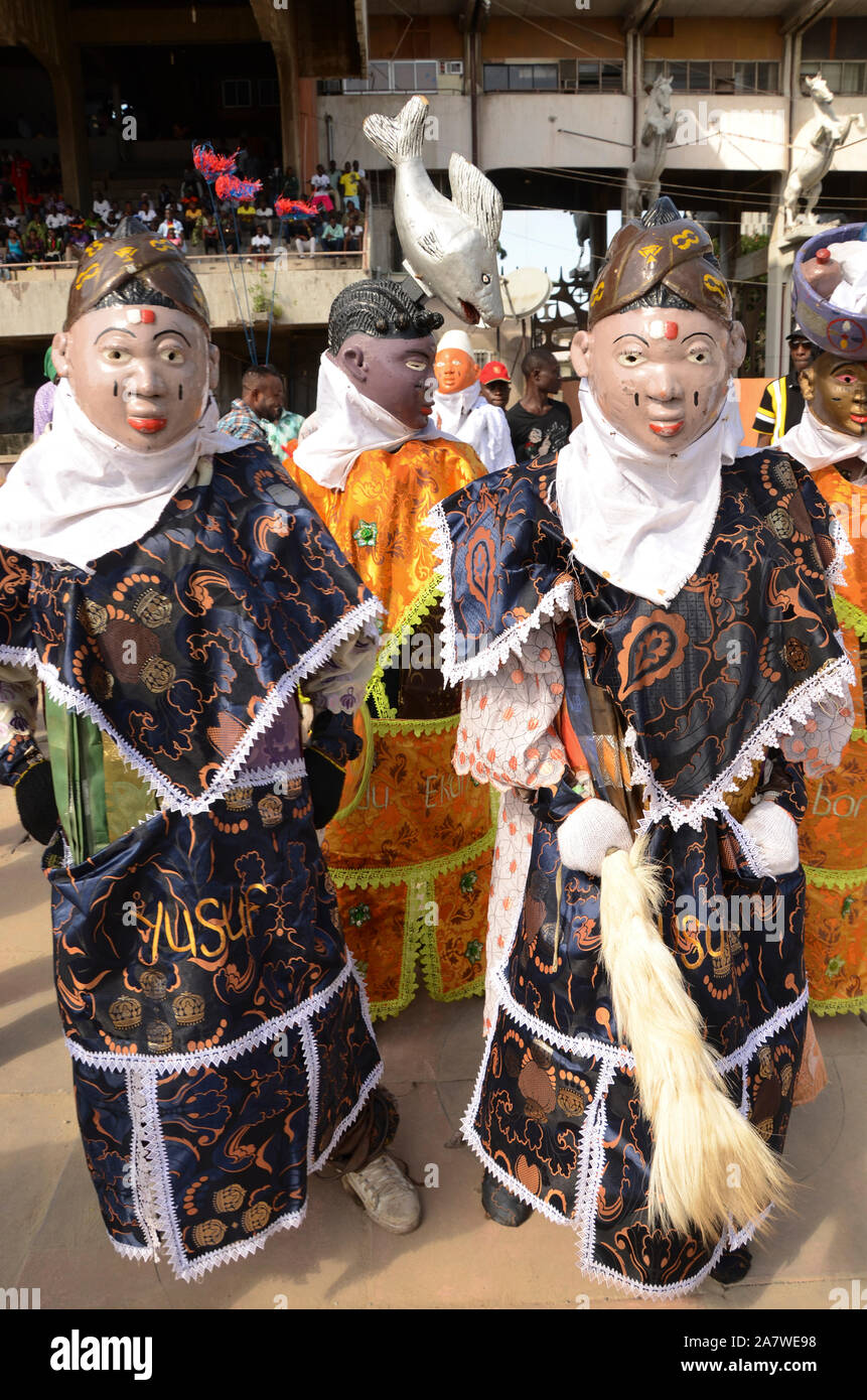 Giovani Gelede Maskers spazzatura per i loro splendidi costumi sfilano per le strade di Lagos durante l annuale Lagos il Carnevale che ha ospitato milioni di turisti nel paese ogni anno. Foto Stock
