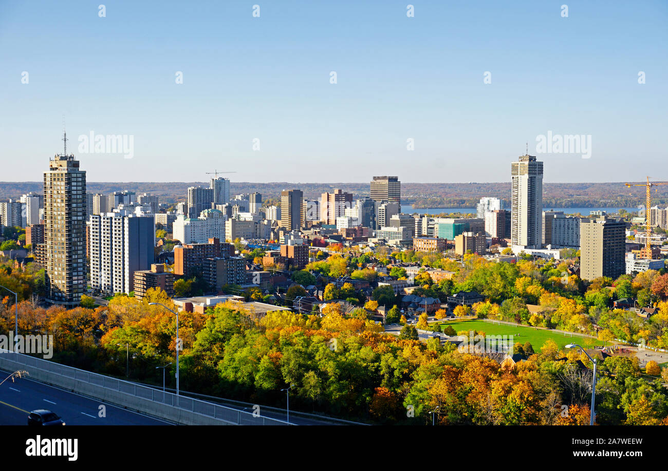 Hamilton Ontario skyline del centro dalla Scarpata del Niagara su una soleggiata giornata autunnale Foto Stock