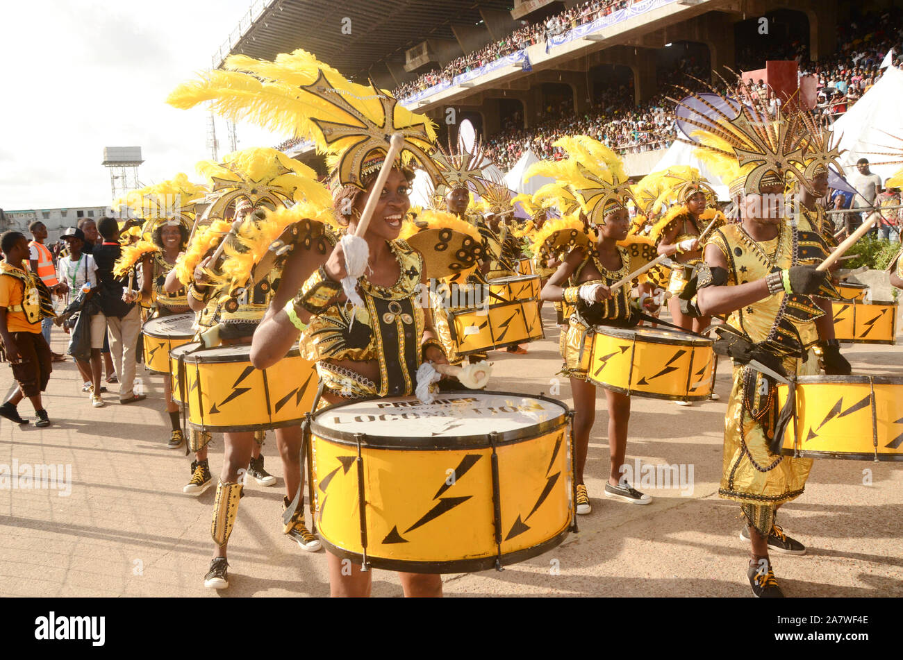 Batteristi femminili in azione durante il Carnevale di Lagos. Foto Stock