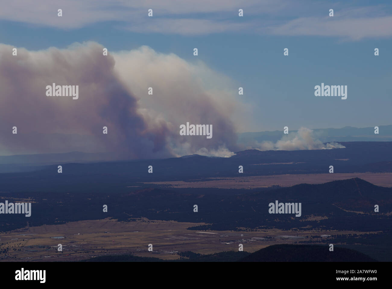 Fumo di un incendio significativo nell'Arizona del Nord è molto visibile dalle montagne intorno a Flagstaff. Foto Stock