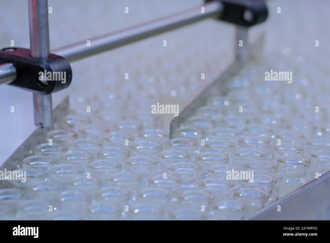 Tecnologia farmaceutica concetto - nastro trasportatore con vuoti di bottiglie di vetro Foto Stock