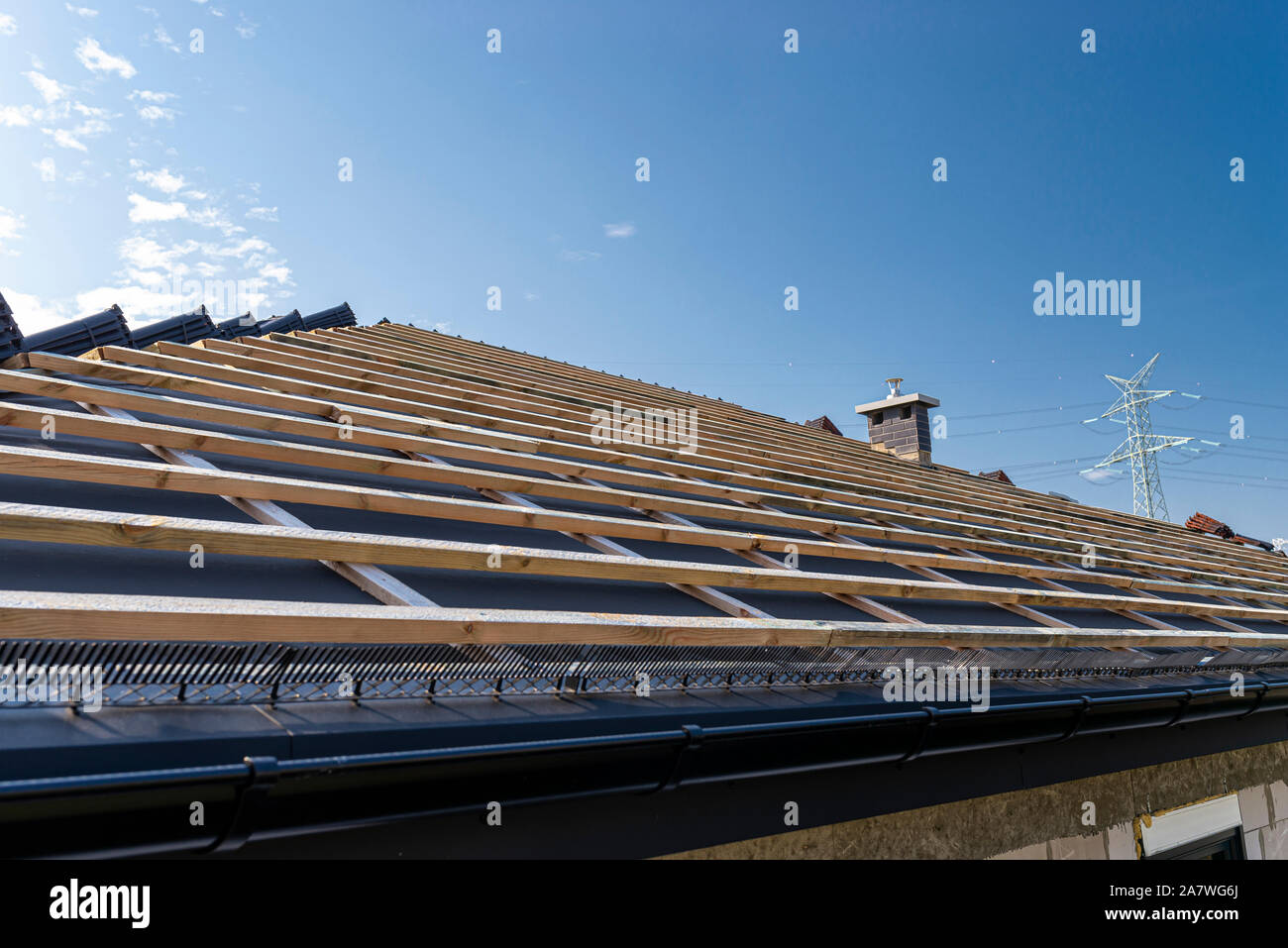 Tetto piastrella ceramica organizzati in pacchetti sul tetto sul tetto assicelle. Preparazione per la posa di piastrelle per tetto. Foto Stock