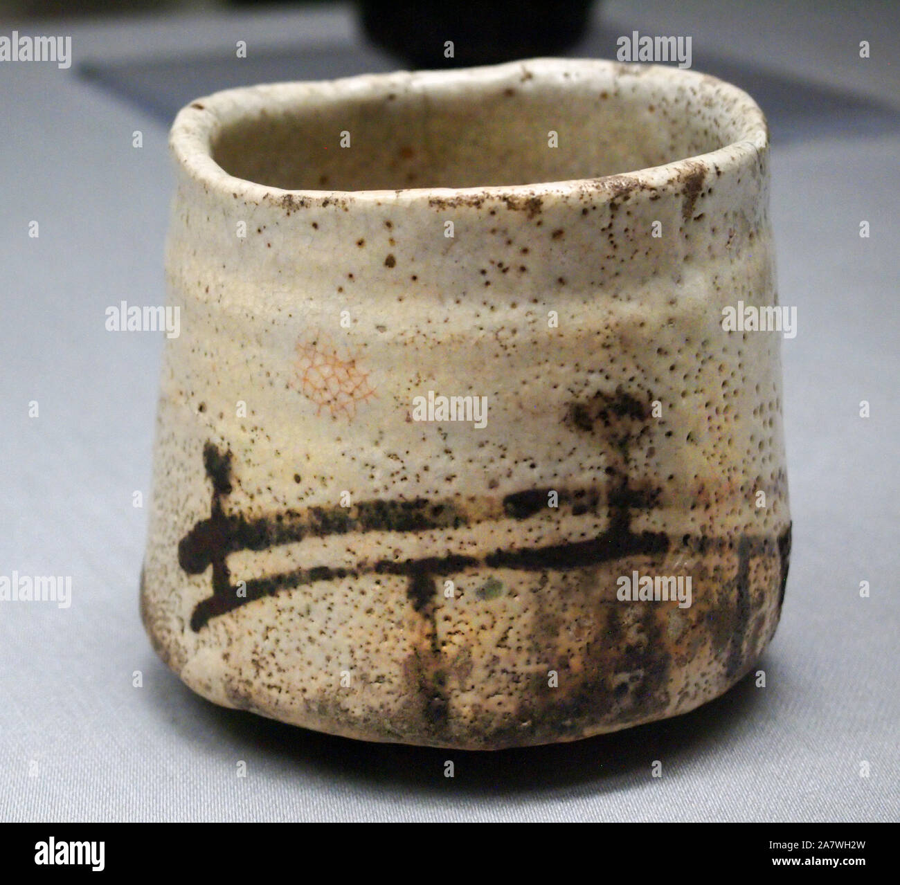 Tazza di tè, shino tipo. Xvi-xvii secolo. Ueno Museo Nazionale (Tokyo) Foto Stock