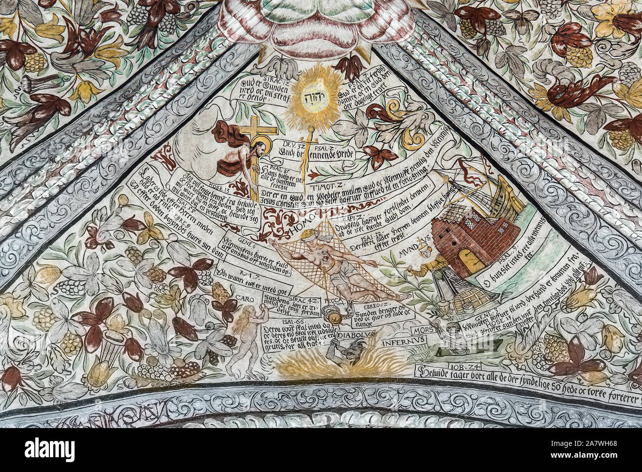 L'uomo intrappolato in un net, muro medievale-pittura in Ronneby chiesa , Svezia, 6 Dicembre 2017 Foto Stock