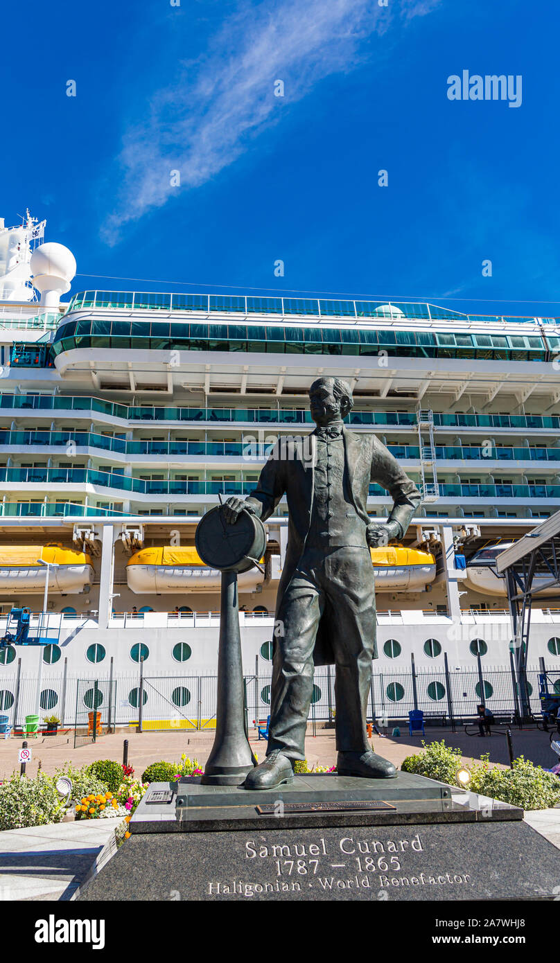 Statua di Samuel Cunard nella parte anteriore della nave da crociera Foto Stock