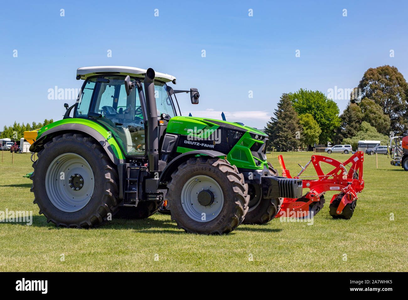 Amberley, Canterbury, Nuova Zelanda, 2 Novembre 2019: brand new green Deutz-Fahr trattore sul display in A&P Showgrounds Foto Stock