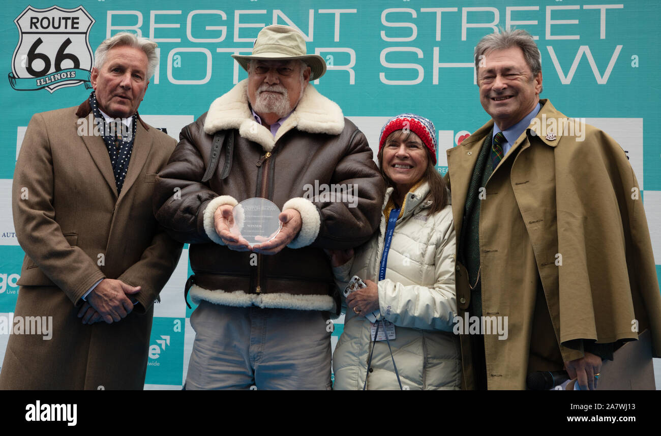 Londra, Regno Unito. Il 2 novembre 2019. Alan Titchmarsh con uno dei vincitori le auto d'epoca della concorrenza a Illinois Route 66 Regent Street Motor Show 2019. Credito: Joe Kuis / Alamy News Foto Stock