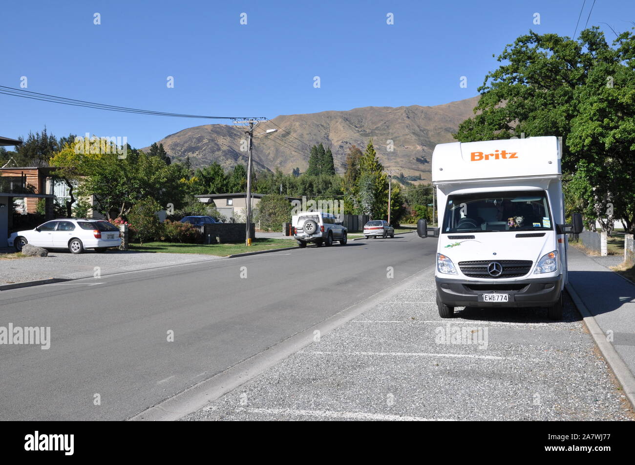Britz camper, camper, camper, camper per per camper, parcheggiati per la notte nella zona residenziale di Wanaka, Otago, nuova Zelanda. Parcheggio in strada Foto Stock