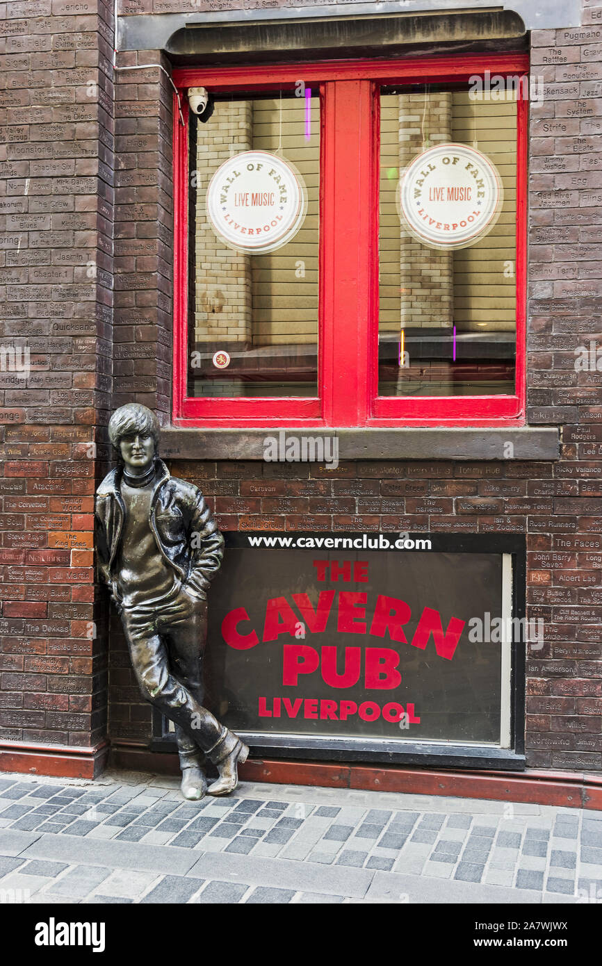 John Lennon statua da Cavern Pub e la parete della fama a Liverpool, Regno Unito Foto Stock