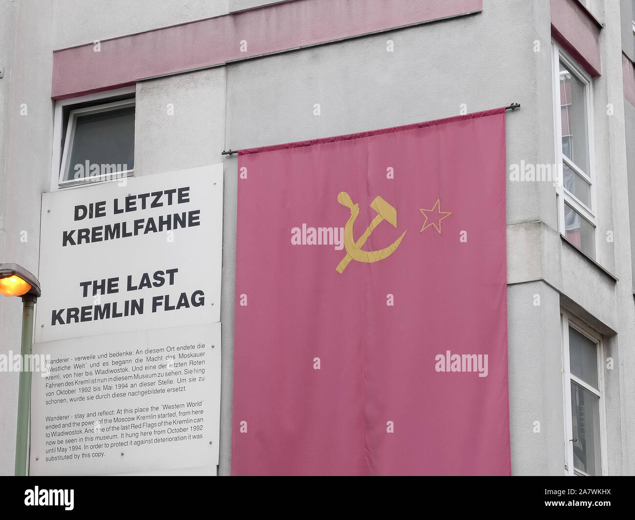 Una replica bandiera sovietica vicino al Checkpoint Charlie a Berlino, Germania Foto Stock