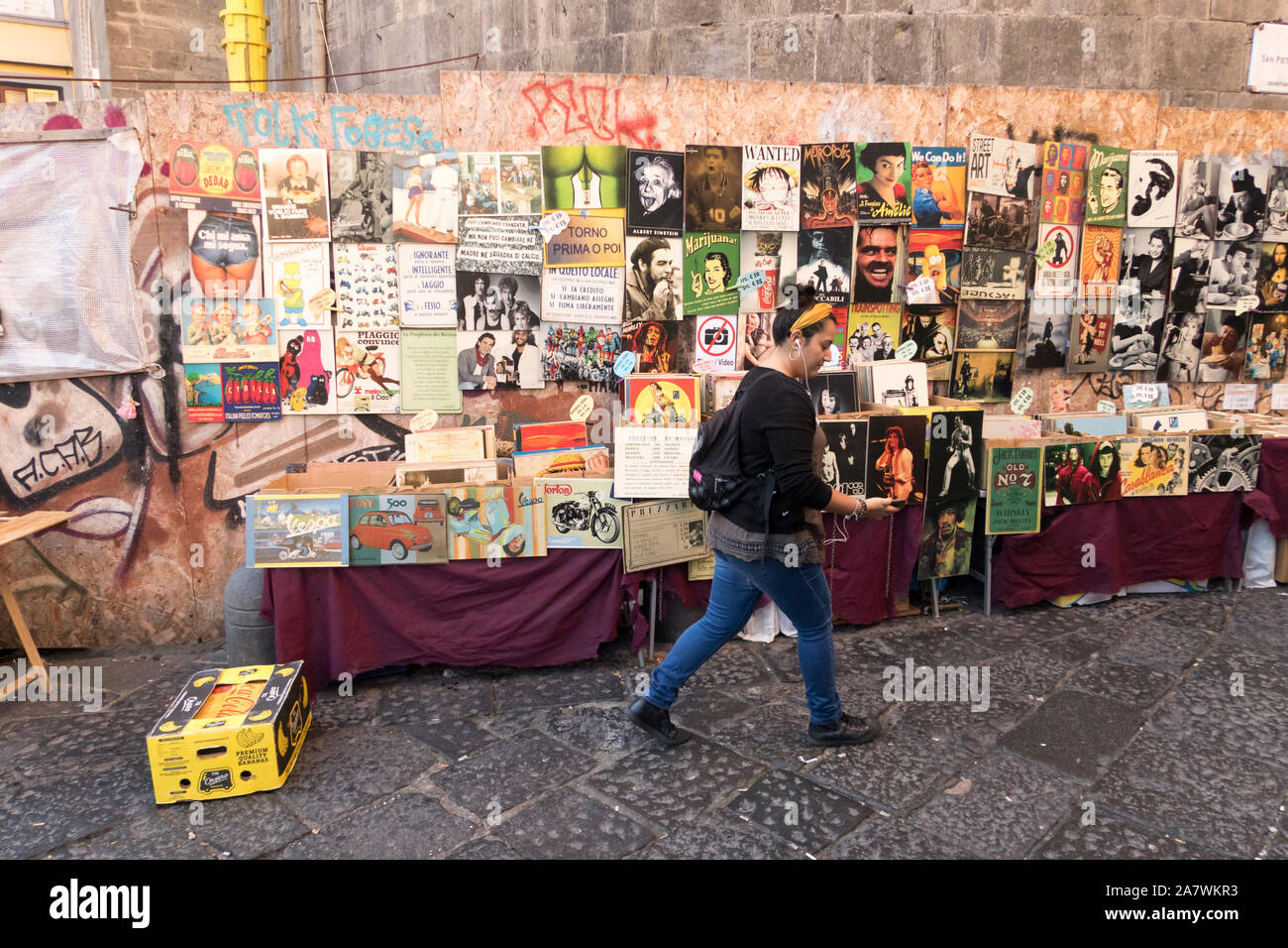 Una seconda mano di negozio di vendita di musica e libri in una strada di Napoli, Italia Foto Stock