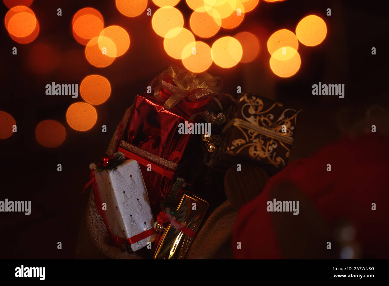 Santa Claus tenendo un presente Foto Stock