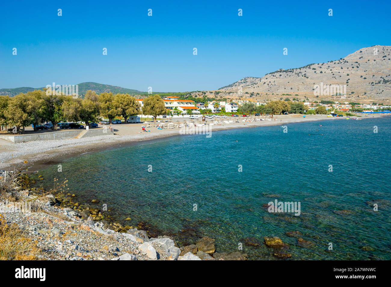 Affacciato sulla spiaggia di Lardos Rodi Grecia un greco popolare destinazione turistica. Foto Stock