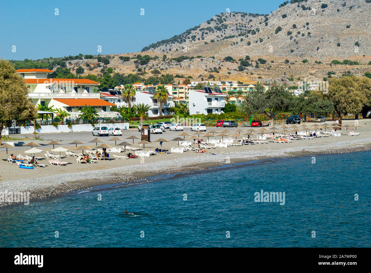 Affacciato sulla spiaggia di Lardos Rodi Grecia un greco popolare destinazione turistica. Foto Stock