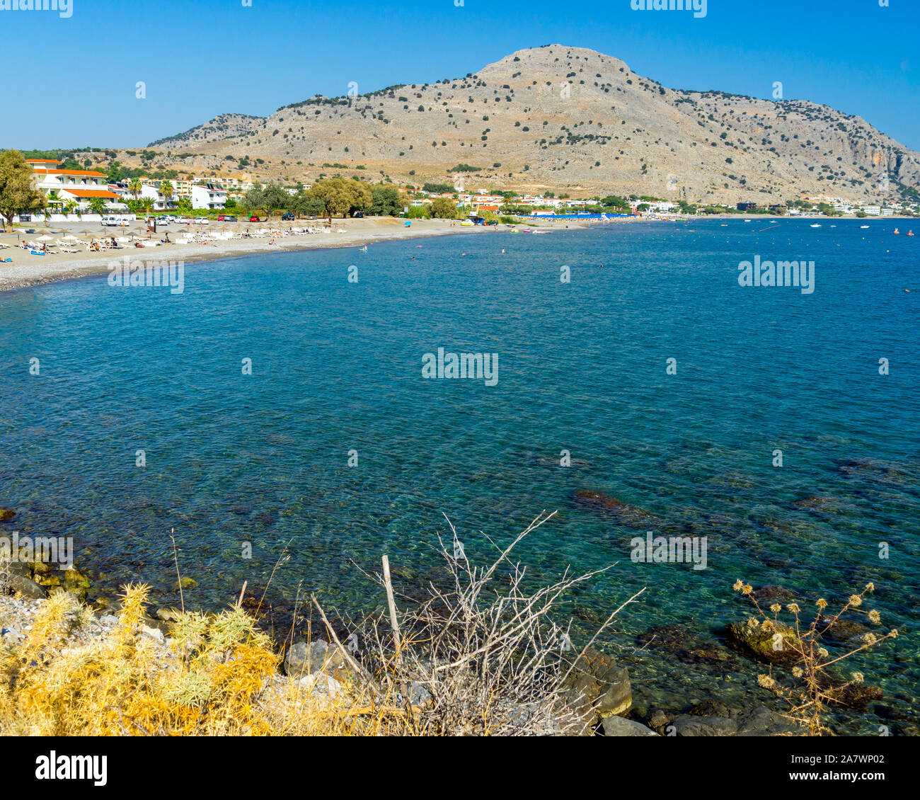 Affacciato sulla spiaggia di Lardos Rodi Grecia un greco popolare destinazione turistica. Foto Stock