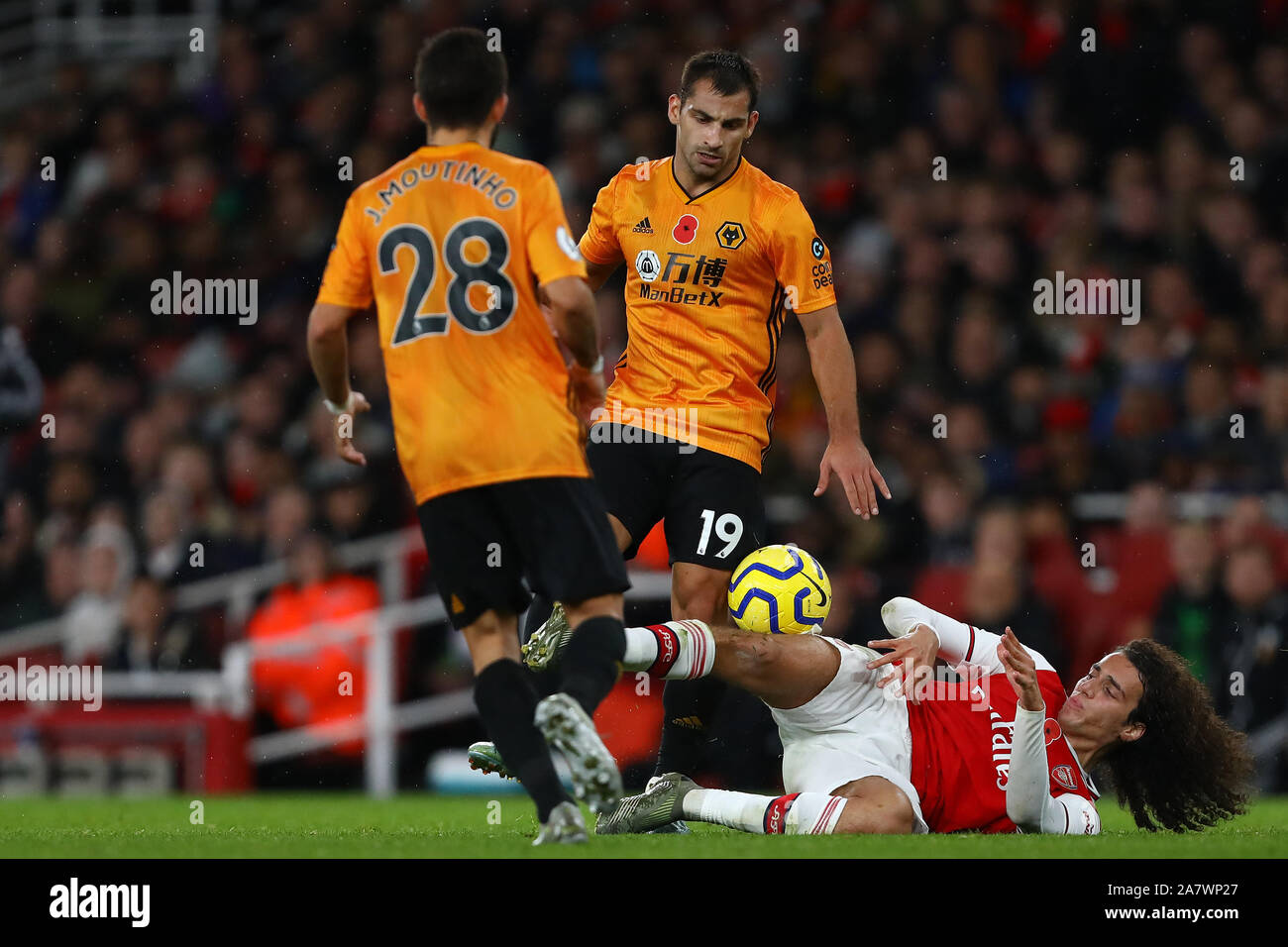 Matteo Guendouzi dell Arsenale è sporcata da Jonny di Wolverhampton Wanderers - Arsenal v Wolverhampton Wanderers, Premier League, Emirates Stadium, London, Regno Unito - 2 Novembre 2019 solo uso editoriale - DataCo restrizioni si applicano Foto Stock