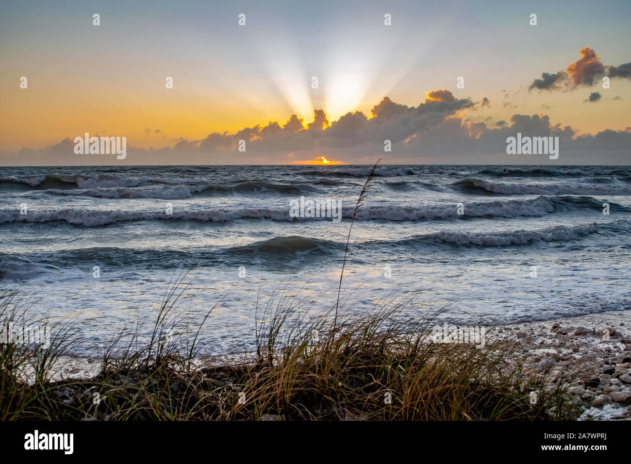 Tramonto con un sunbeam cielo ad un golfo del Messico Beach in Florida Foto Stock