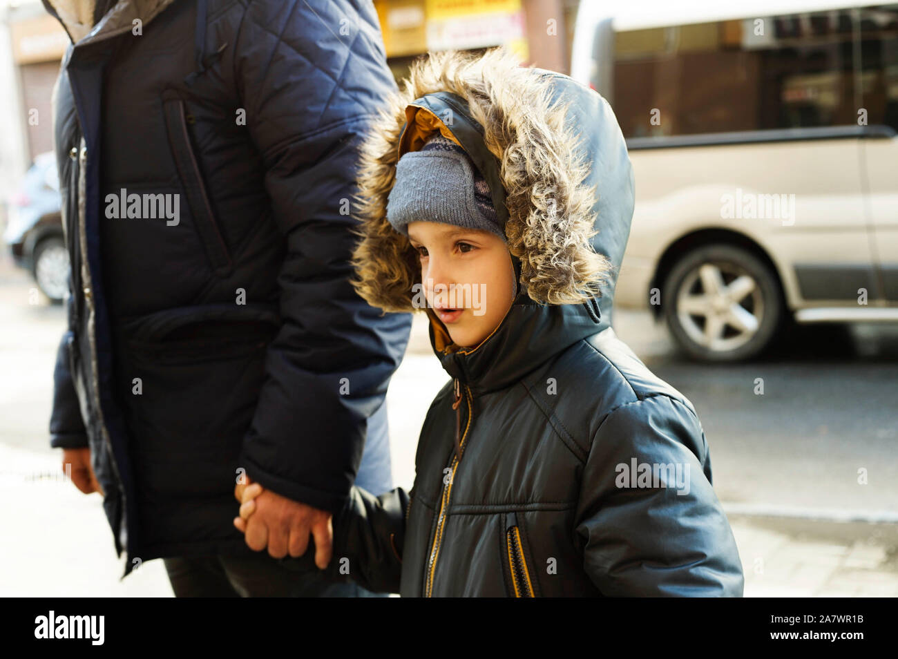 Bambino boy holding controllante la mano Foto Stock