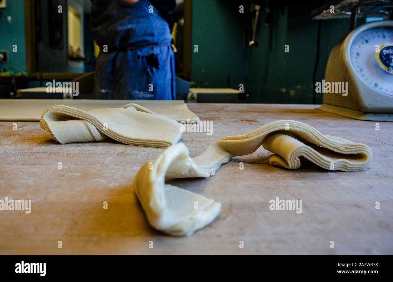 Strisce di pasta sui laici infarinato e contatore di legno in cucina da forno Foto Stock