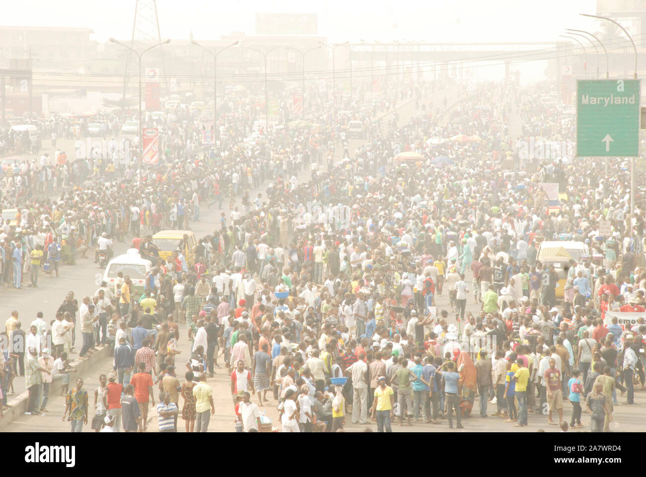 I manifestanti si sono riuniti a Ojota Freedom Park, il 13 gennaio 2012; protestando per l'eliminazione dei sussidi per il carburante in Nigeria. Foto Stock