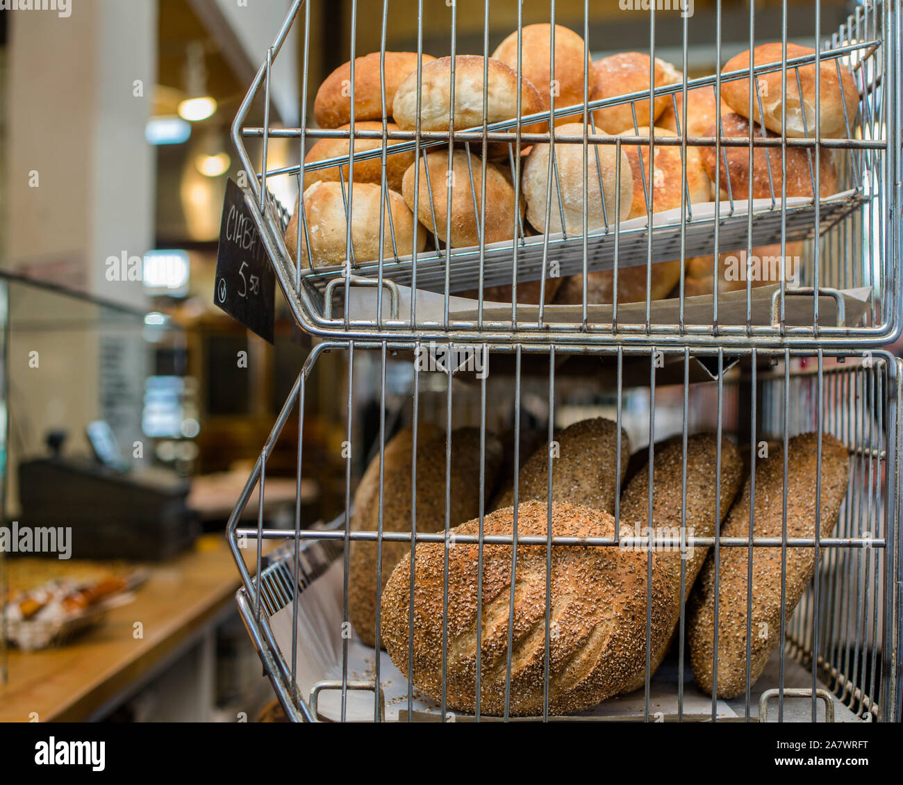 Vista ravvicinata di cremagliere di pane in un negozio al dettaglio Foto Stock