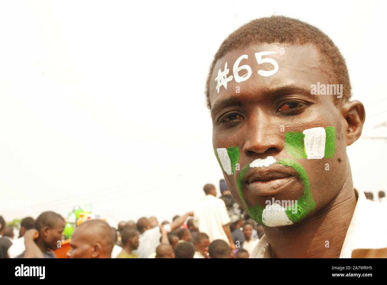 Un giovane nigeriano scriveva N65 in faccia per protestare contro la rimozione dei sussidi per il carburante che il governo è passato da N65 a N140 a Ojota Freedom, Lagos. Foto Stock