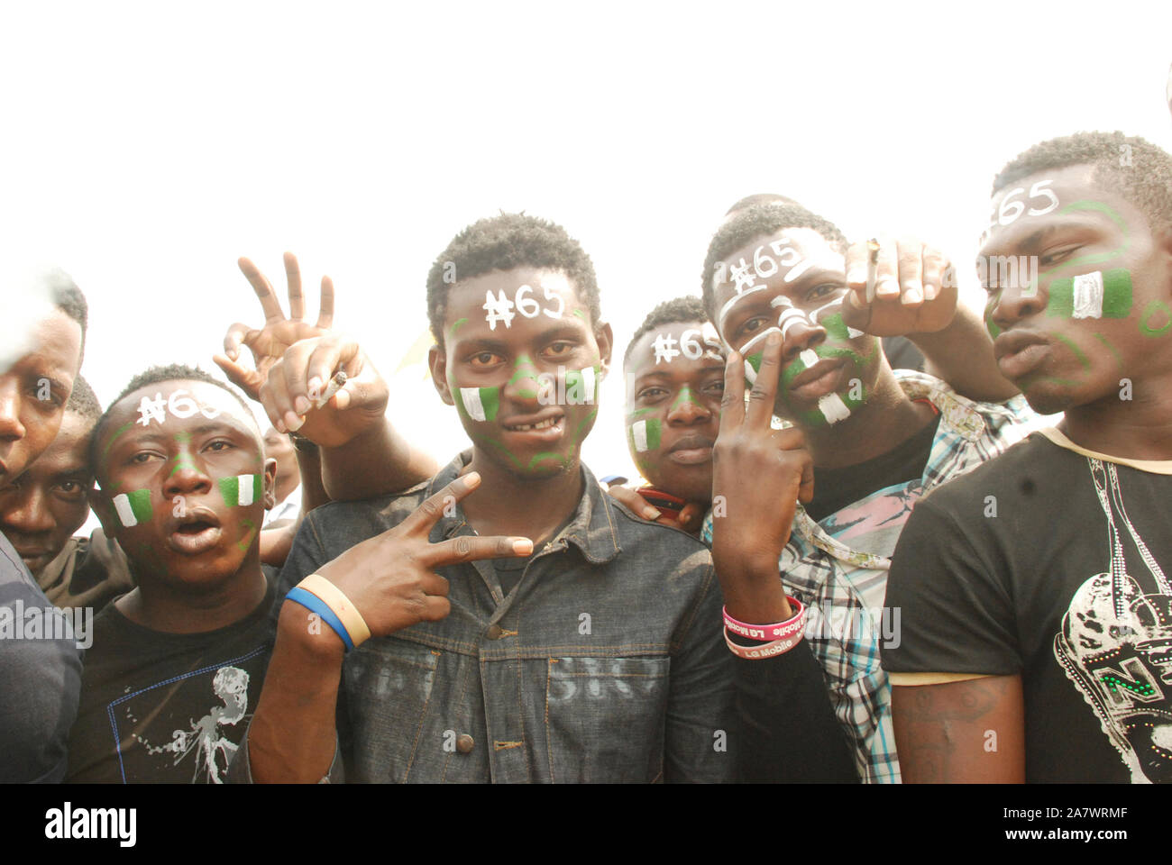 Uomini che scrivono N65 in faccia per protestare contro la rimozione dei sussidi per il carburante che il governo è salito da N65 - N140 a Ojota Freedom Park, Lagos Nigeria. Foto Stock