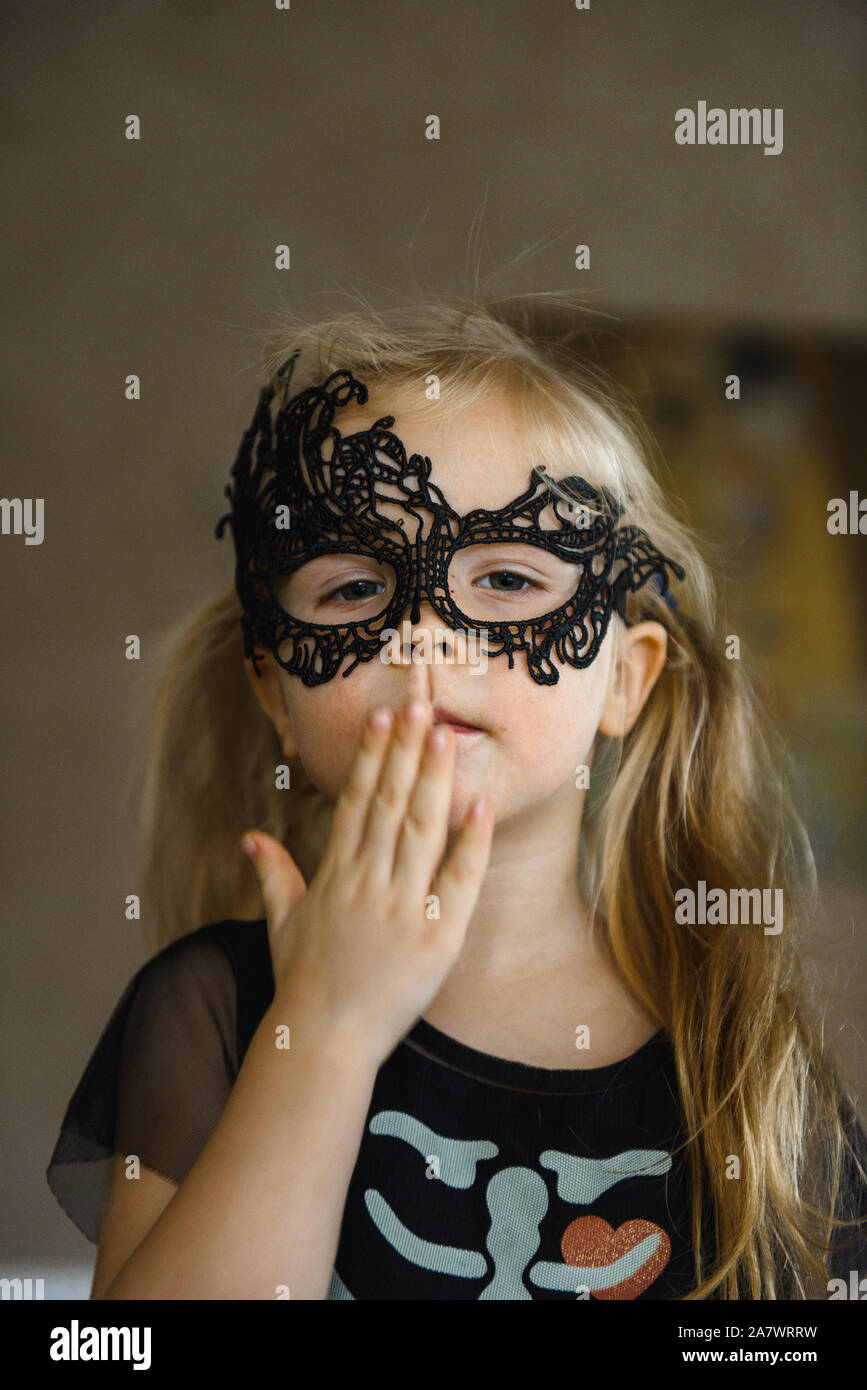 Poco sorridente ragazza in maschera vestito per la festa di Halloween in Costume scheletro Foto Stock