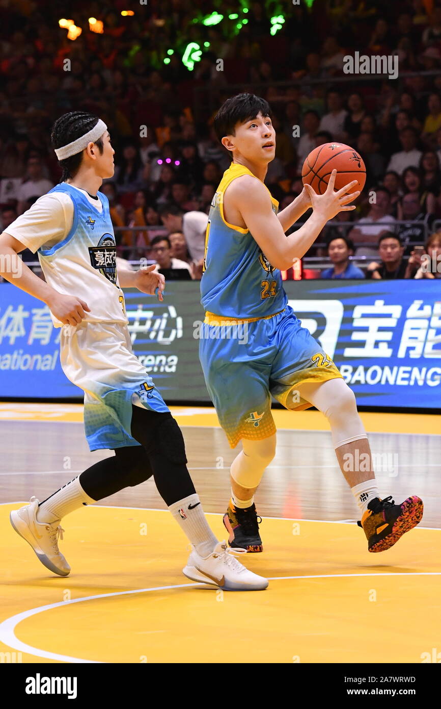 Attore cinese Deng Lun prende parte alla terza Jeremy Lin tutte le star della carità gioco di basket in città di Guangzhou, Cina del sud della provincia di Guangdong, 10 agost Foto Stock