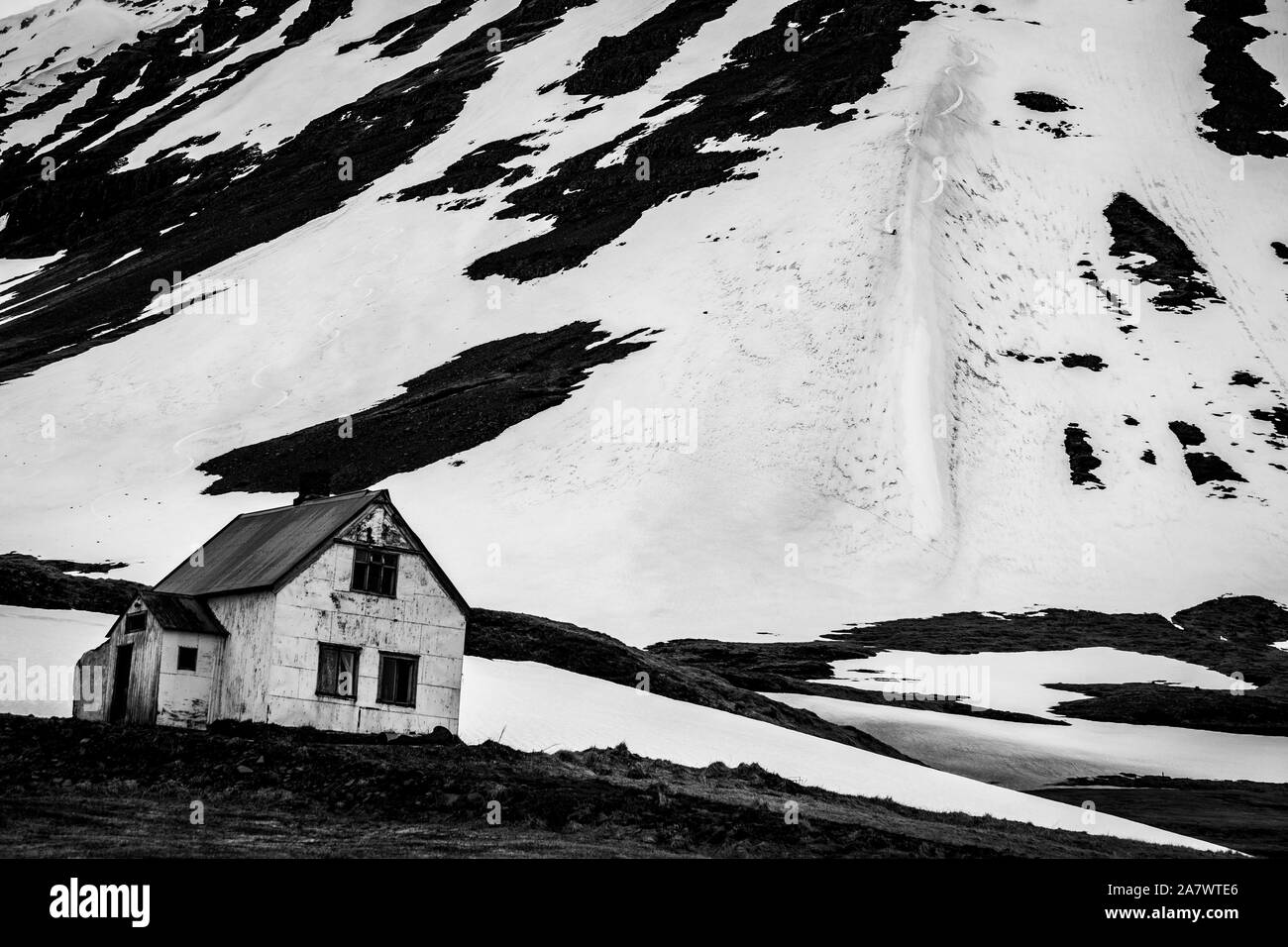 Un uomo sci backcountry in Islanda. Foto Stock