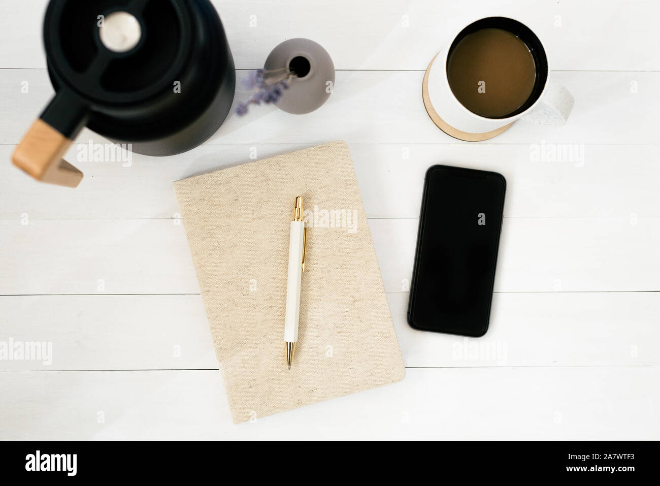 Area di lavoro minimalista Flatlay Foto Stock
