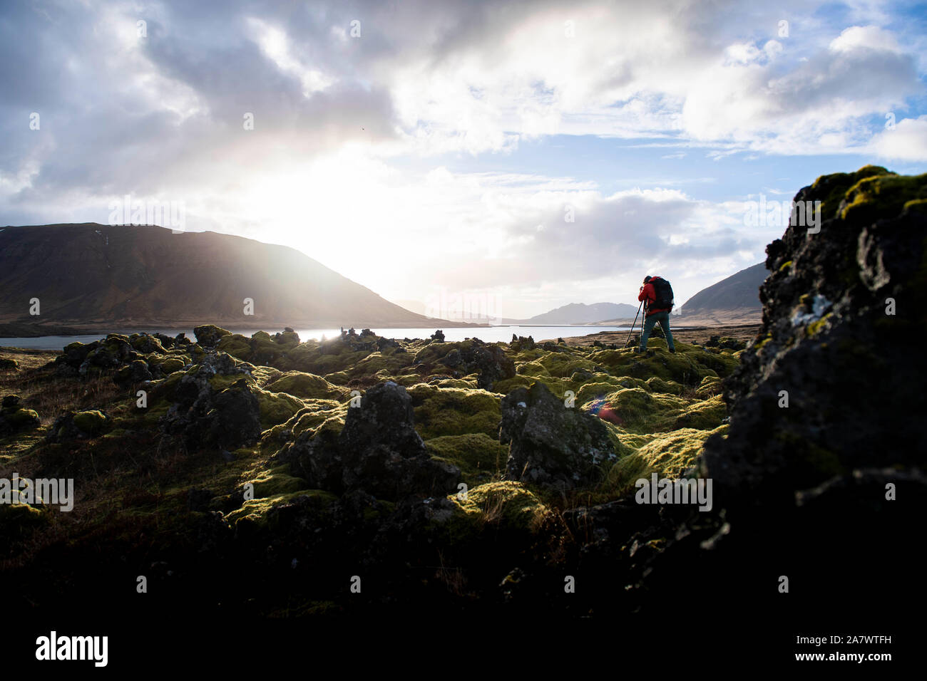 Un fotografo di prendere le foto del tramonto in Islanda. Foto Stock