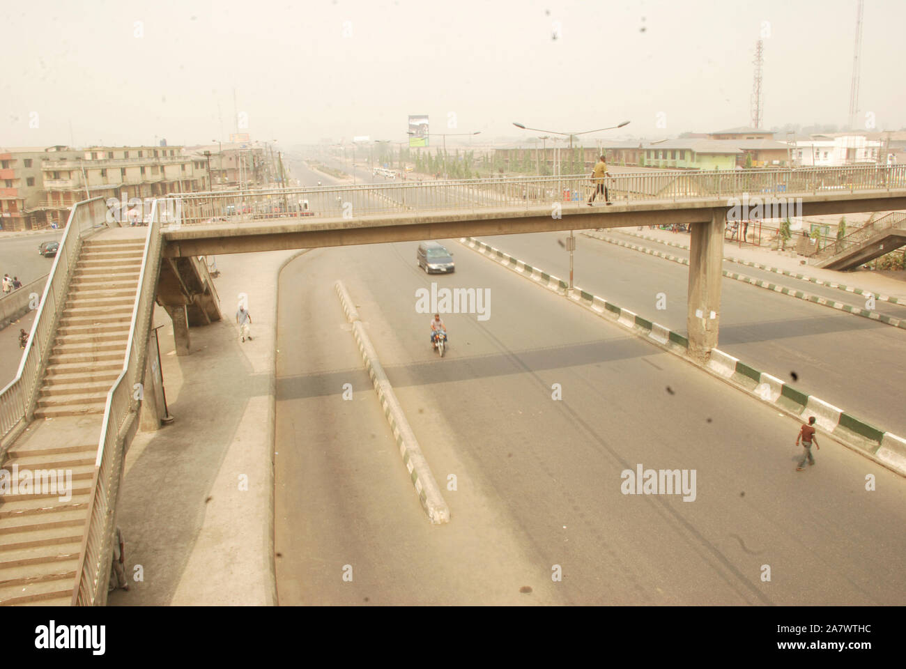 Ponte pedonale di Oshodi; limitazione dei movimenti durante la crisi dei sussidi di carburante del 13 gennaio 2012 a Lagos, Nigeria. Foto Stock