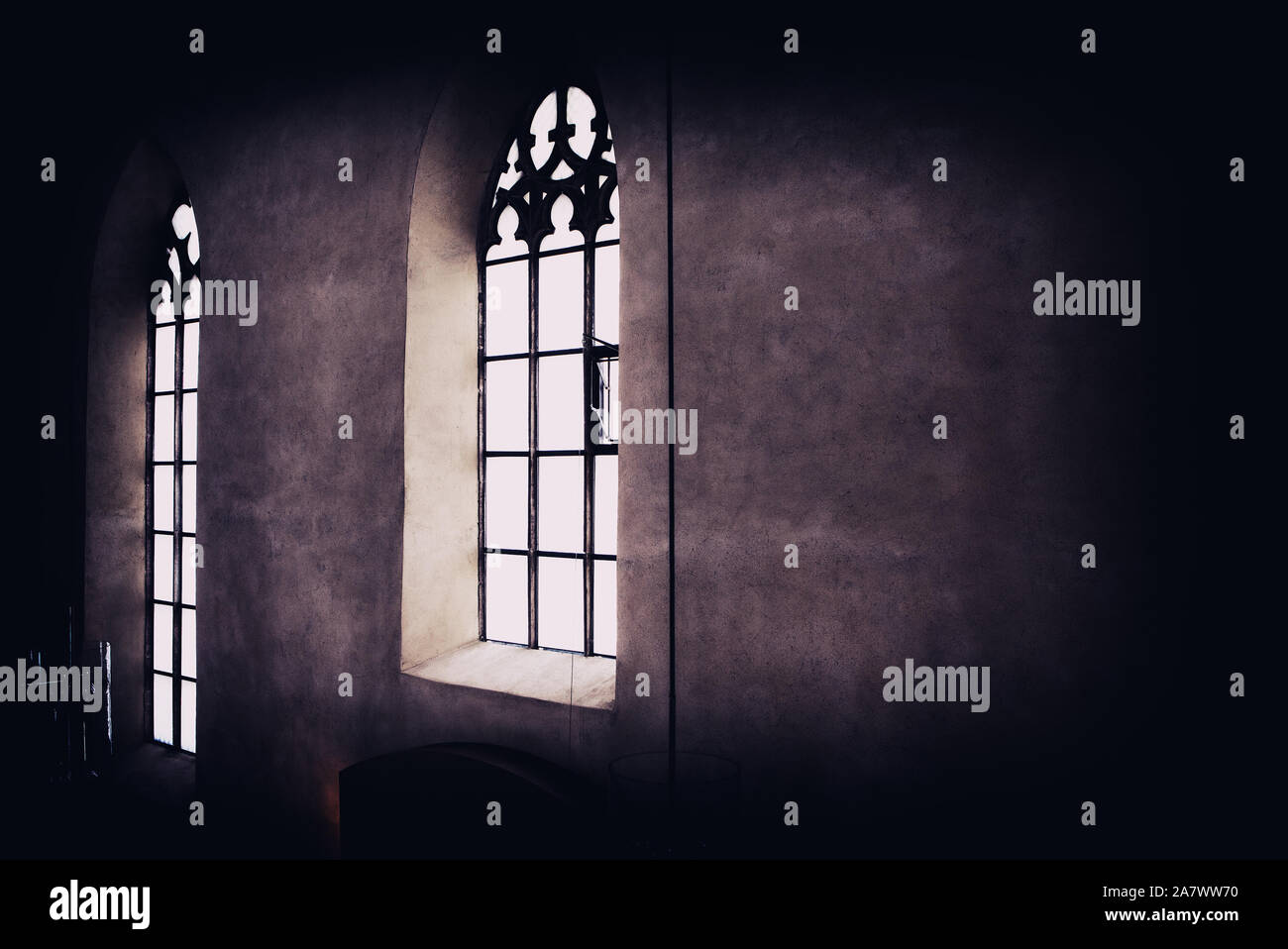 Lato interno della hall con il vecchio stile windows Foto Stock