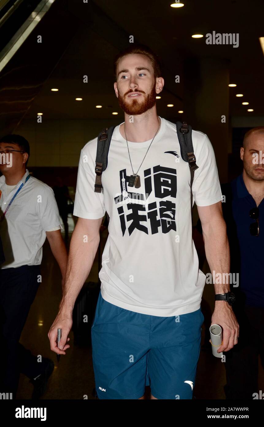 NBA star Gordon Hayward dei Boston Celtics arriva a Shanghai Pudong International Airport per il suo tour in Cina a Shanghai, Cina, 9 agosto 2019. Foto Stock